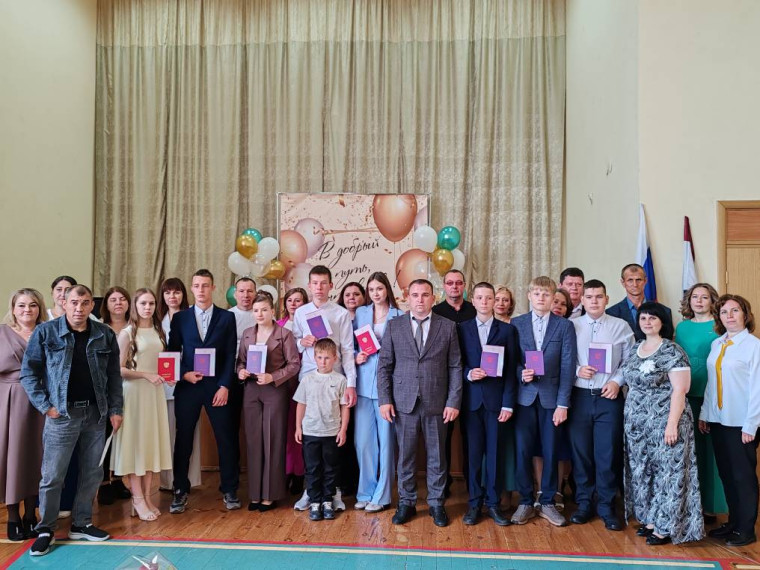 В школе прошла торжественная церемония вручения аттестатов.